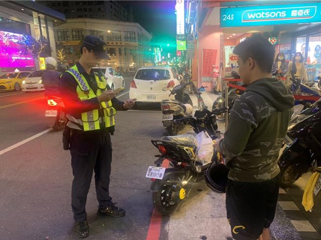 微型電動二輪車納管，桃園警方針對微電車部分，今年1、2月取締595件違規。警方表示，微型電動二輪車屬於「慢車」種類，違規一樣受罰。如酒駕可處1200元以上2400元以下罰鍰。（翻攝照片）