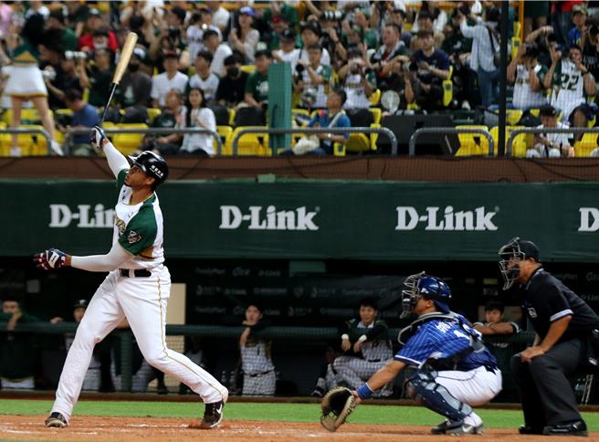 高雄澄清湖棒球場整修後，昨天台鋼雄鷹開幕首戰對上富邦悍將，吸引逾1.6萬球迷入場加油。（高市運發局提供）