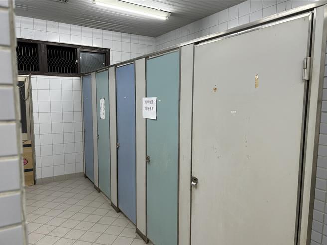 一樓男廁各種故障。（白喬茵提供）