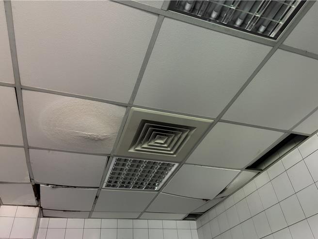 內野上層女廁沒燈，天花板還破掉。（白喬茵提供）