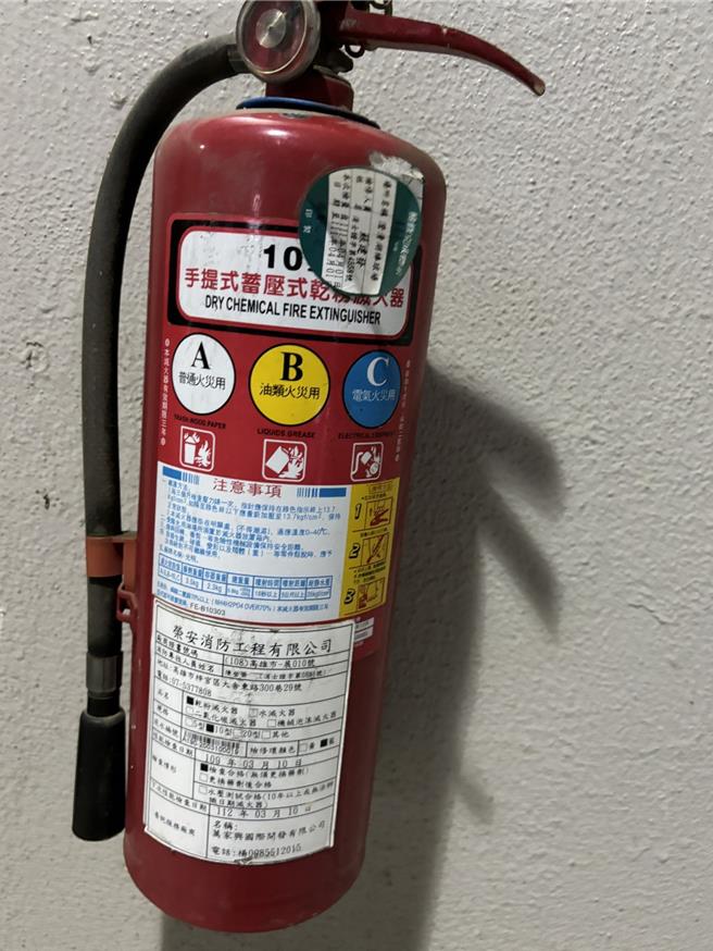 三樓滅火器過期。（白喬茵提供）
