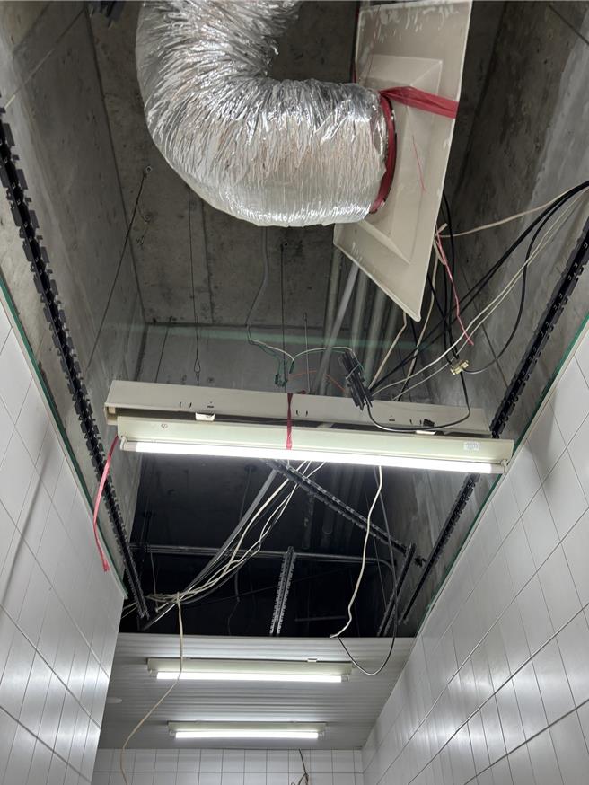 一樓女廁天花板很工業風。（白喬茵提供）