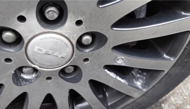 45歲的陳姓男子駕駛白色自小客車遇盤查逃逸，在「崁仔頂」魚市場被警方開槍制止遭逮。圖為陳男駕駛小客車輪胎上彈痕。（翻攝畫面／徐佑昇基隆傳真）