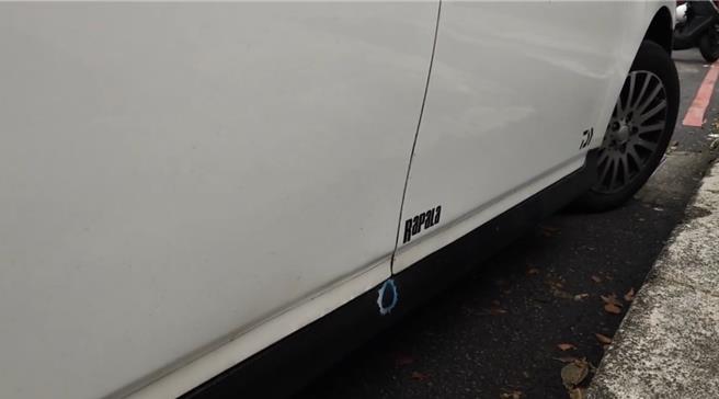 45歲的陳姓男子駕駛白色自小客車遇盤查逃逸，在「崁仔頂」魚市場被警方開槍制止遭逮。圖為陳男駕駛小客車彈痕。（翻攝畫面／徐佑昇基隆傳真）