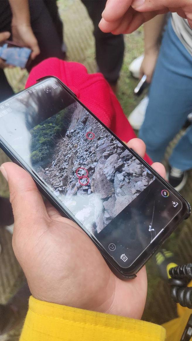 搜救人員靠著搜救犬靈敏的嗅覺，今天在石堆中找到1名罹難者，確認是21歲胡姓女子。（翻攝畫面／羅亦晽花蓮傳真）