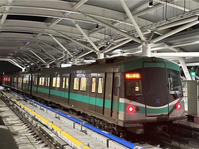 高雄捷运今天起连2周进行营运前稳定性测试，营运列车将不载客开进冈山车站，并微调红线首、末班车营运时间。（高雄市捷运局提供／任义宇高雄传真）