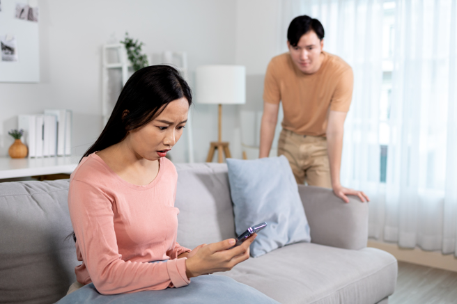 国外一名女子逛网拍时，抓包男友偷吃证据，此事被分享到抖音，不少人惊呼「别低估女性的侦察能力」。（示意图：Shutterstock／达志）