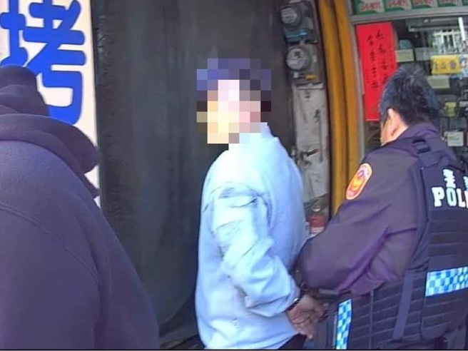 龙潭警方逮捕车手。（翻摄画面）