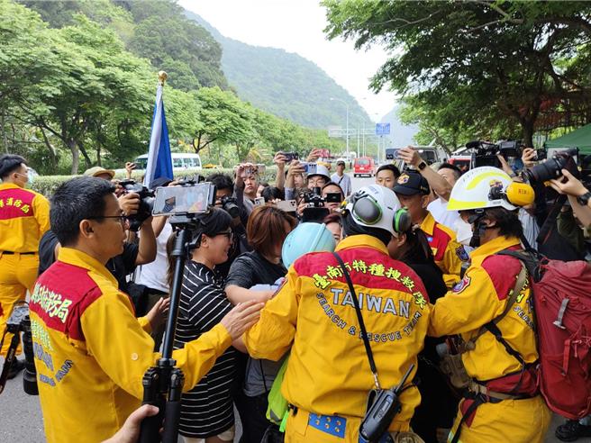 台南搜救大隊5日協助花蓮縣九曲洞的民眾脫困，災民與親人見面時情緒激動。（台南搜隊大隊提供／程炳璋台南傳真）