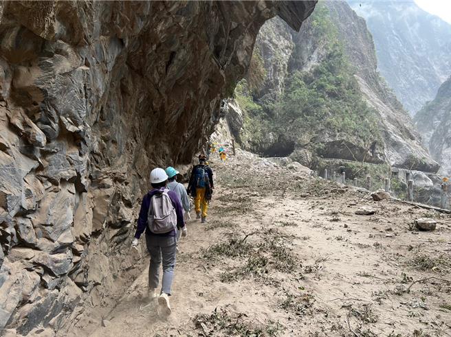 台南搜救大隊5日在餘震、落石不斷下徒步3公里進入九曲洞救援。（台南搜隊大隊提供／程炳璋台南傳真）