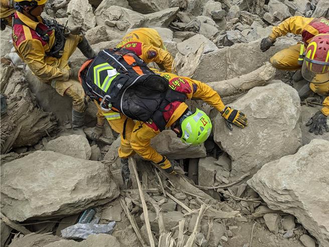 台南搜隊大隊在花蓮砂卡噹步道做破壞頂撐作業。（台南搜隊大隊提供／程炳璋台南傳真）