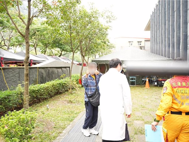 終於脫困，民眾開心比讚。(黃敬文攝)