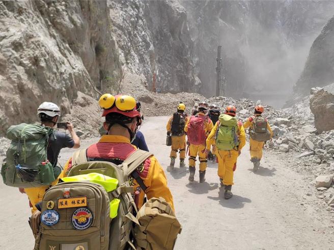 特搜隊前往花蓮太魯閣進行搜救，沿途仍不斷落石，協助民眾脫困過程相當驚險。（圖 / 中時資料照）