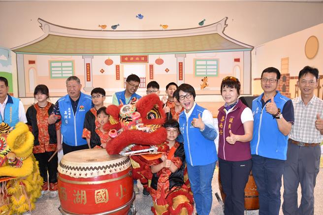 苗栗县西湖乡柚花艺术节6日热闹登场，由西湖国小鼓、狮队开场表演。（谢明俊摄）
