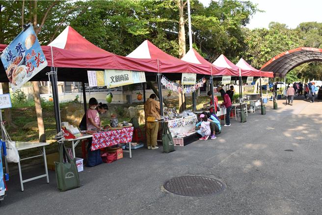 苗栗县西湖乡柚花艺术节6日热闹登场，湖东活动中心会场外有许多农特产品摊位。（谢明俊摄）