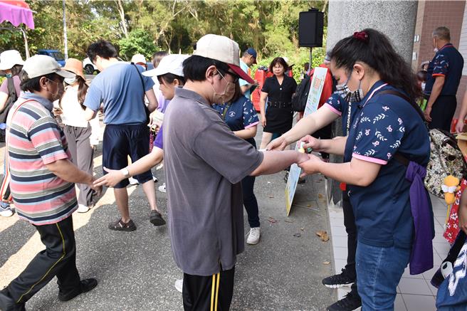 苗栗县西湖乡柚花艺术节6日热闹登场，一早就有大批民眾排队集章盖印换赠品。（谢明俊摄）