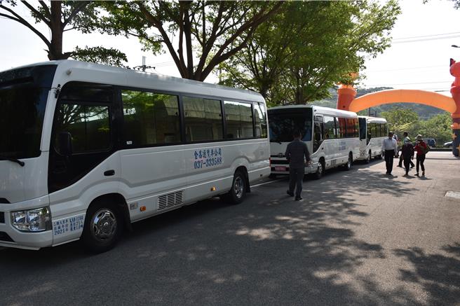 苗栗县西湖乡柚花艺术节6日热闹登场，西湖乡公所备有环乡巴士供游客使用。（谢明俊摄）