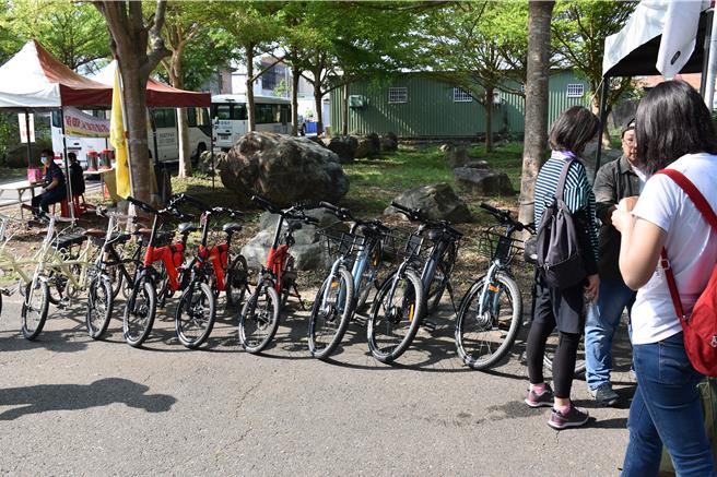 苗栗县西湖乡柚花艺术节6日热闹登场，业者提供电动自行车供游客使用。（谢明俊摄）
