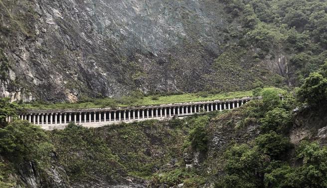 公路局今（6）日抢通台8线九曲洞隧道以东等路段，另天祥以西路段在巡查排除零星落石，安全无虞前提下，已于今上午10时护送小型车下山，随后撤离天祥地区留置民眾。（中时资料照）