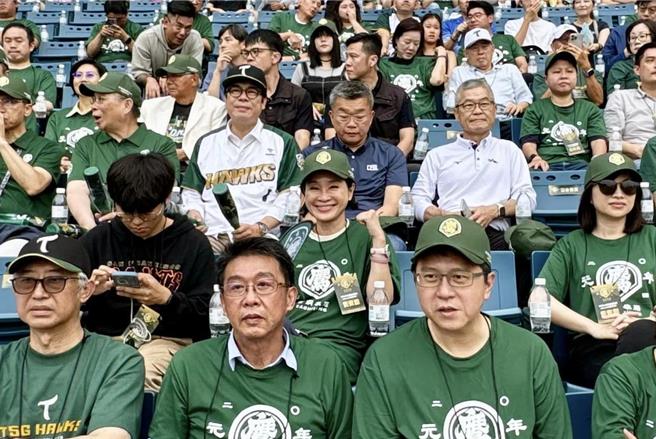 2026高雄市長熱門接班人選，包括國民黨立委柯志恩、民進黨立委許智傑等人，以及現任高雄市長陳其邁難得同框。（摘自柯志恩臉書）