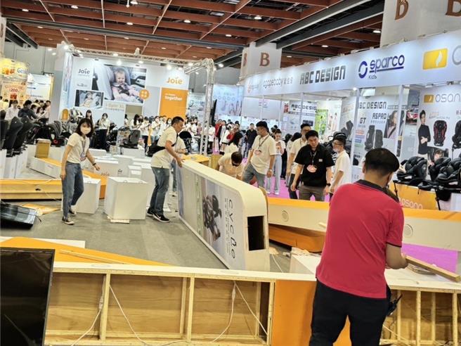 世贸婴儿孕妇展惊传木板掉落，2女遭砸头送医。（翻摄照片／林郁平台北传真）