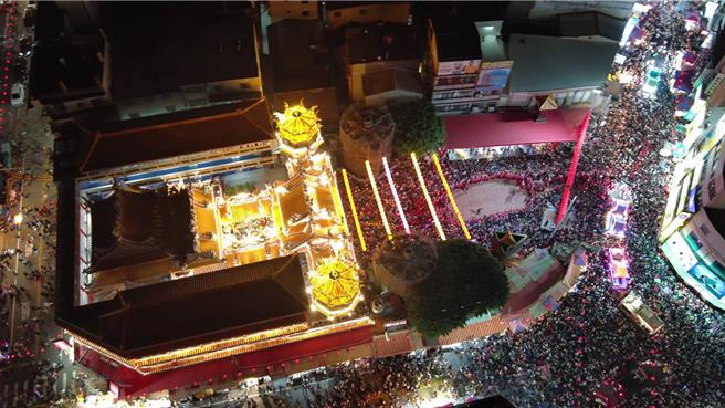 大甲媽祖遶境活動在5日起駕，台中市警局投入1276名警民力，還出動空拍機隊即時掌控現場狀況，並取締告發上百件機車違規。（警方提供／王煌忠台中傳真）
