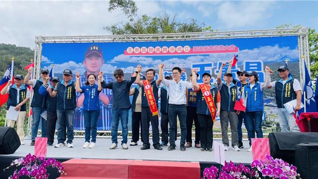 大武乡长补选进入倒数，国民党候选人王景昌（前排右三）今成立竞选总部，中央党部秘书长黄健庭（前排右二）、立委黄建宾（左三）及台东县党部主委吴秀华（左二）站台力挺。（萧嘉蕙摄）