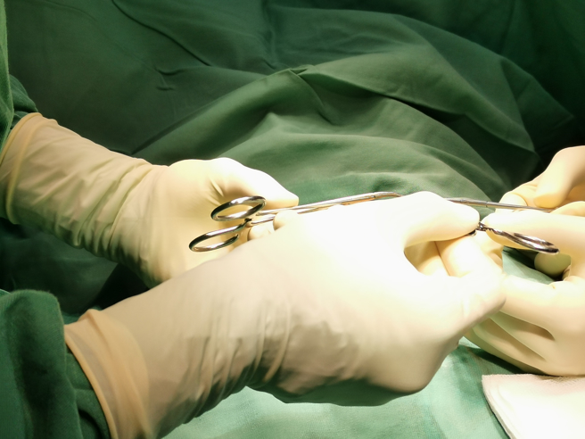 3月底一名罹患白血病的患者，日前入住台大医院治疗，不过最终不幸身亡。对此家属气愤难耐，认为疑似是在治疗过程中发生医疗疏失，因此跑到医院门口撒冥纸抗议，引发各界议论。（示意图:shutterstock/达志）