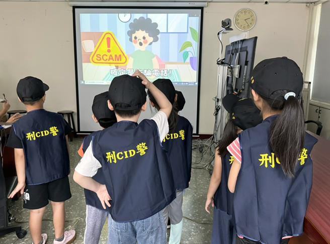 北市妇幼警察队举办小小刑警抓诈欺犯活动，让小朋友们实境推理与学习人身安全观念。（翻摄照片／林郁平台北传真）