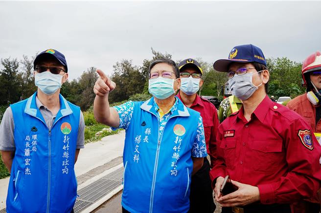 新竹县新丰垃圾掩埋场发生沼气引发的自燃火警，6日仍处于闷烧状态，县长杨文科（中）到场视察了解。（罗浚滨摄）