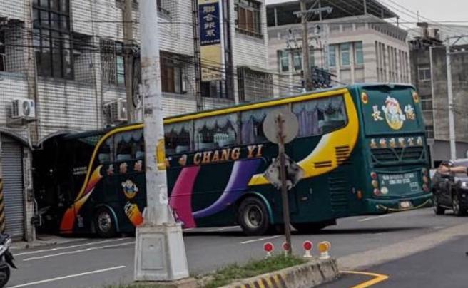 遊覽車行經彰化縣和美鎮彰美路二段，在轉彎時不慎撞進民宅騎樓，所幸無人傷亡。（縣議員賴清美提供／葉靜美彰化傳真）