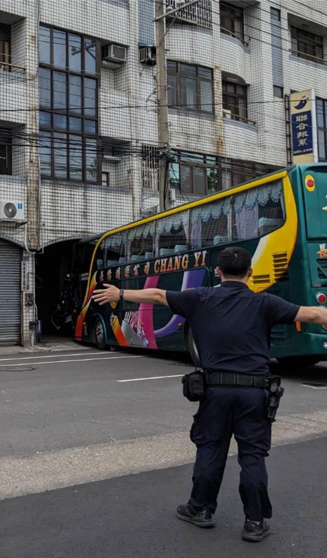 一輛遊覽車行經彰化縣和美鎮彰美路二段，欲迴轉往北，在轉彎時，不明原因，撞進路邊民宅，造成遊覽車車頭及民宅騎樓頂輕微毀損，所幸無人傷亡。（縣議員賴清美提供／葉靜美彰化傳真）