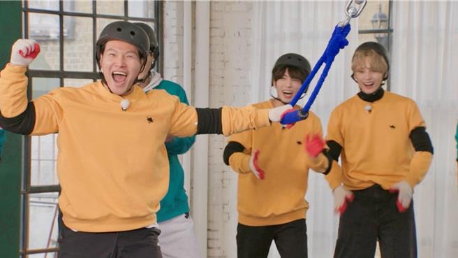 金锺国（左）即使被戴上低周波，一样不影响实力。（中天综合台提供）