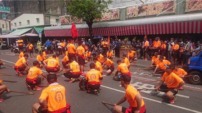 正統鹿耳門聖母廟相隔25年，6日再到台郡三郊水仙宮請佛鑑醮，水仙宮在海安路上設案迎接聖母廟陣頭。（程炳璋攝）