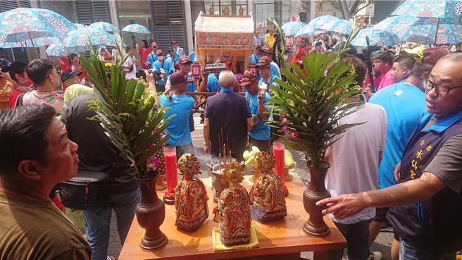 水仙宮主委郭清欉（中間藍背心背對者）6日迎接正統鹿耳門聖母廟鎮殿二媽。（程炳璋攝）