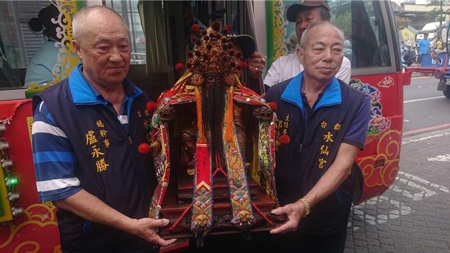 台郡三郊水仙宮主委郭清欉（右）恭送廟內水仙尊王上車，參加土城香鑑醮。（程炳璋攝）