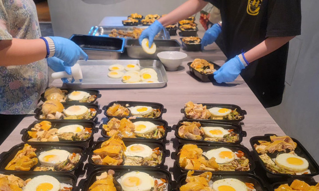 花莲私厨老板用高檔食材做爱心便当给辛苦救灾的警消医护。 （图／翻摄自杰米料理脸书）