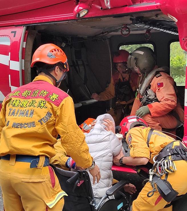 特搜隊昨天先搭乘直升機至西寶國小確認師生狀況。（圖 / 消防署提供）