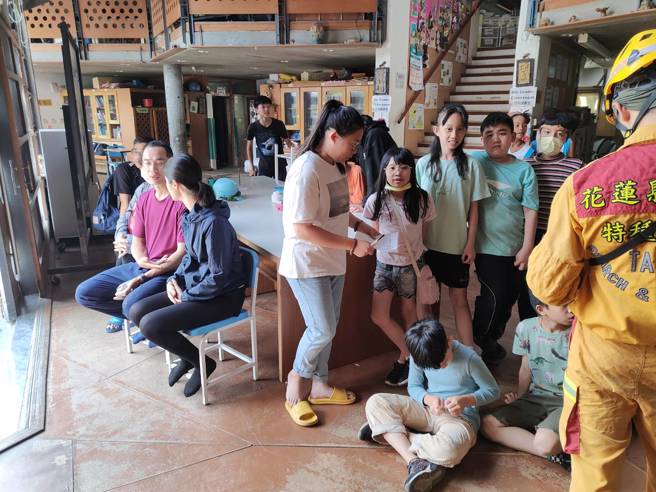 搜救隊人員正發放物資予國小師生。（圖 / 消防署提供）