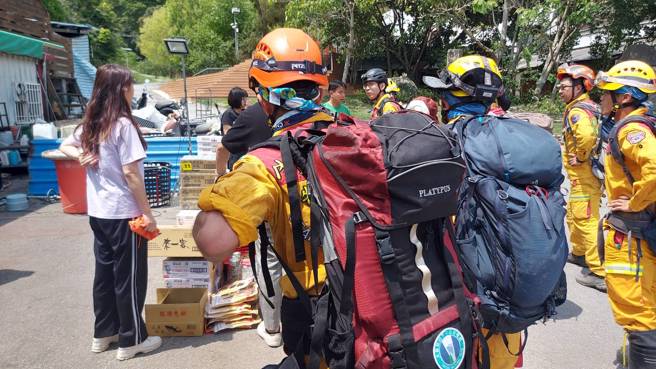 搜救隊員在現場確認環境狀況。（圖 / 消防署提供）