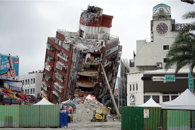 花莲市天王星大楼因强震而倾斜，拆除作业暂停，将再安装钢梁后继续拆除。（李忠一摄）