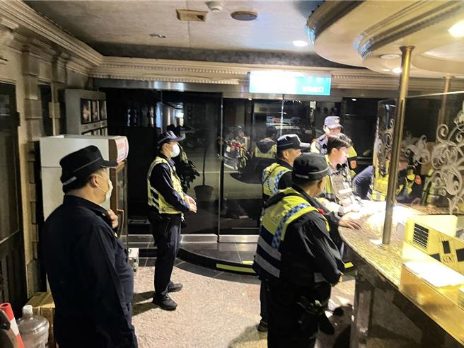 八德警分局動用40餘名警力，對轄內旅館、網咖、KTV小吃店等場所執行強勢臨檢，期間查獲毒品案4件4人、竊盜案3件3人、公共危險案2件2人。（翻攝照片）