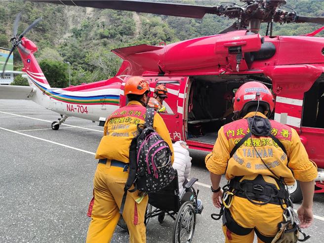 搜救人员载运患者。（中央灾害应变中心提供）