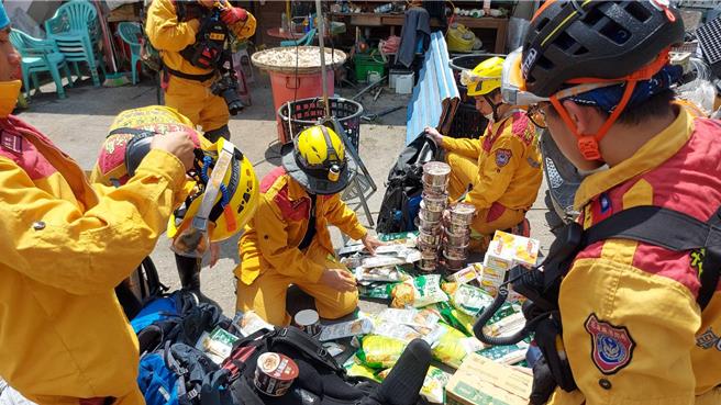 搜救人员载送物资至西宝国小。（中央灾害应变中心提供）