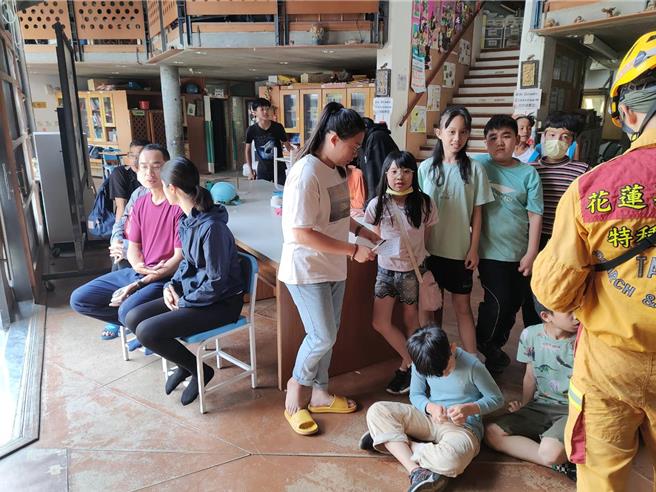 留置于西宝国小的师生。（中央灾害应变中心提供）