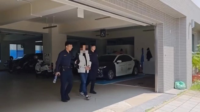 新北市1名35岁林姓男子，日前晚间开车车速很慢，走走停停还蛇行，警方巡逻发现车上藏有违禁品及枪弹，依法将他送办。（翻摄画面）