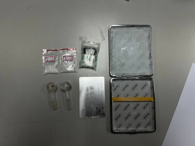 新北市1名35岁林姓男子，车上藏有二级安非他命1包（1.7公克）、安非他命玻璃球2颗、神仙水3瓶（9.5公克）、K他命1包（0.7公克）、K盘1个。（图／警方提供）