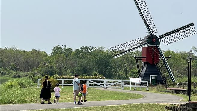 適逢清明連假，柳營德元埤荷蘭村入園人數與去年不相上下，不過今年露營搭帳的人跟去年比起來明顯略增。（張毓翎攝）
