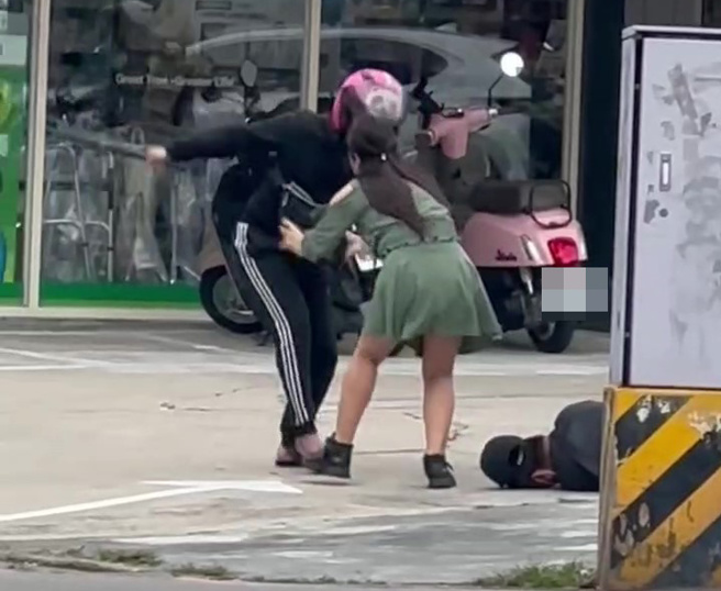 桃园1名50几岁男子，今（6日）中午点外卖，却因为取餐地点与庄姓外送员发生纠纷，庄嫌气愤之下持球棒殴打被害人头部后逃逸。（翻摄画面）