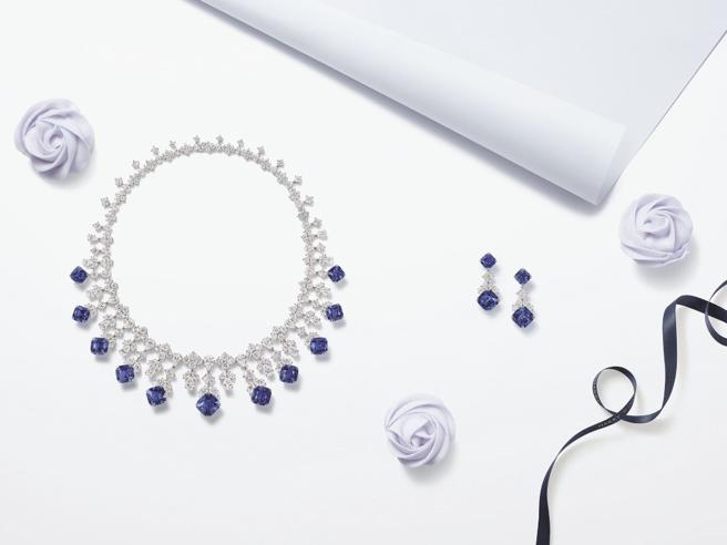 海瑞溫斯頓The Incredibles系列藍寶石珠寶套組，詮釋海洋的深邃與寧靜。（Harry Winston提供）